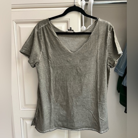 Brand New BKE Raw Edge Minimalist V-neck Tee Women’s Large Washed Capers Taupe - Picture 4 of 9